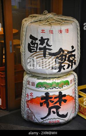 Ausstellung traditioneller Saké-Fässer der Komodaru-Kultur in der Einkaufsstraße Higashimuki in Nara, Kansai Japan. Stockfoto