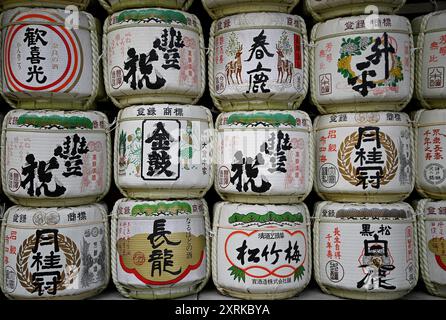 Ausstellung traditioneller Saké-Fässer der Komodaru-Kultur in der Einkaufsstraße Higashimuki in Nara, Kansai Japan. Stockfoto