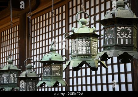 Malerischer Blick auf die Hängeleuchten aus Tsuri-dōrō-Bronze, die als Votiv auf der Außenseite des Shinto-Schreins Kasuga Taisha in Nara, Kansai Japan, verwendet wurden. Stockfoto