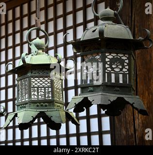 Malerischer Blick auf die Hängeleuchten aus Tsuri-dōrō-Bronze, die als Votiv auf der Außenseite des Shinto-Schreins Kasuga Taisha in Nara, Kansai Japan, verwendet wurden. Stockfoto