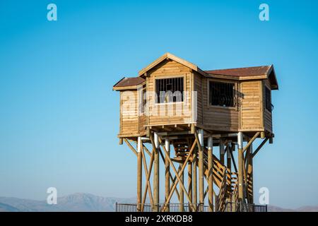 Beobachtungsturm zur Vogelbeobachtung in einem Bereich mit blauem Himmel am Yarisli-See in Burdur Türkei Stockfoto