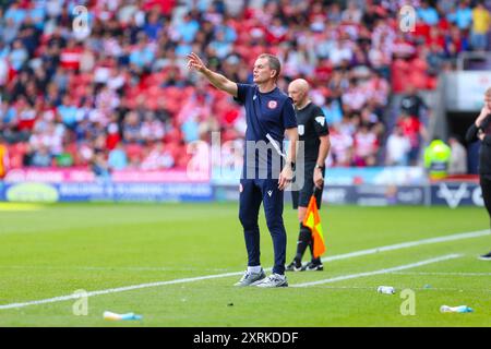 ECO - Power Stadium, Doncaster, England - 10. August 2024 John Doolan Manager von Accrington Stanley gibt seinem Team Anweisungen - während des Spiels Doncaster Rovers gegen Accrington Stanley, Sky Bet League Two, 2024/25, Eco - Power Stadium, Doncaster, England - 10. August 2024 Credit: Mathew Marsden/WhiteRosePhotos/Alamy Live News Stockfoto