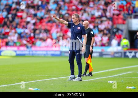 ECO - Power Stadium, Doncaster, England - 10. August 2024 John Doolan Manager von Accrington Stanley gibt seinem Team Anweisungen - während des Spiels Doncaster Rovers gegen Accrington Stanley, Sky Bet League Two, 2024/25, Eco - Power Stadium, Doncaster, England - 10. August 2024 Credit: Mathew Marsden/WhiteRosePhotos/Alamy Live News Stockfoto