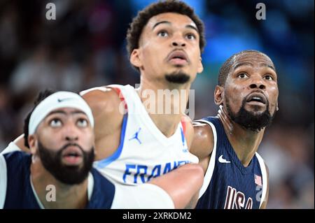 Paris, Fra. August 2024. (L-R) Anthony Davis vom Team USA, Victor Wembanyama vom Team France und LeBron James vom Team USA treten bei den Olympischen Sommerspielen 2024 in Paris in der Bercy Arena am 10. August 2024 in Paris gegeneinander an. (Foto: Anthony Behar/SIPA USA) Credit: SIPA USA/Alamy Live News Stockfoto