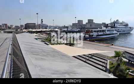 Neapel - Scorcio del porto dalla terrazza della nuova stazione del Molo Beverello Stockfoto