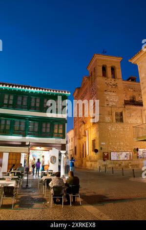 Terrasse auf dem Hauptplatz, Nachtblick. Almagro, Provinz Ciudad Real, Castilla La Mancha, Spanien. Stockfoto