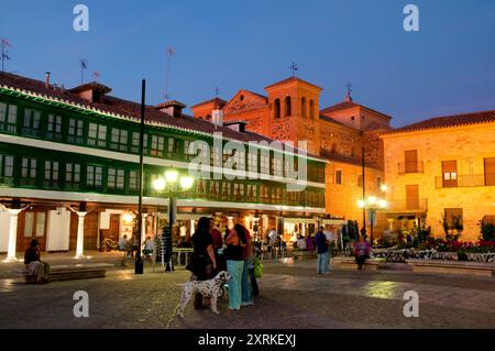 Der Hauptplatz, Nachtansicht. Almagro, Provinz Ciudad Real, Castilla La Mancha, Spanien. Stockfoto