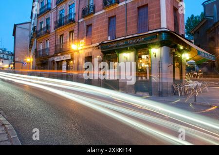 Segovia Straße, Nacht. Madrid, Spanien. Stockfoto