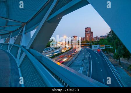 M-30 Autobahn von La Paloma Brücke, Nachtansicht. Madrid, Spanien. Stockfoto