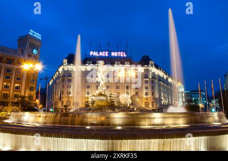 Neptuno-Brunnen, Nachtansicht. Madrid, Spanien. Stockfoto