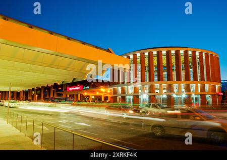 Taxistand in Puerta de Atocha-Bahnhof, Nachtansicht. Madrid, Spanien. Stockfoto