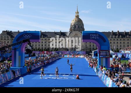Paris, Ile de France, Frankreich. August 2024. Die Athleten überqueren das Ziel im Damenmarathon während der Olympischen Spiele 2024 in Paris am Sonntag, den 11. August 2024. (Kreditbild: © Paul Kitagaki, Jr./ZUMA Press Wire) NUR REDAKTIONELLE VERWENDUNG! Nicht für kommerzielle ZWECKE! Quelle: ZUMA Press, Inc./Alamy Live News Stockfoto