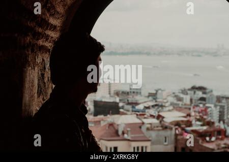 Stadtbilder betrachten: Eine Silhouette mit Blick auf den galata-Turm in ıstanbul, türkei Stockfoto