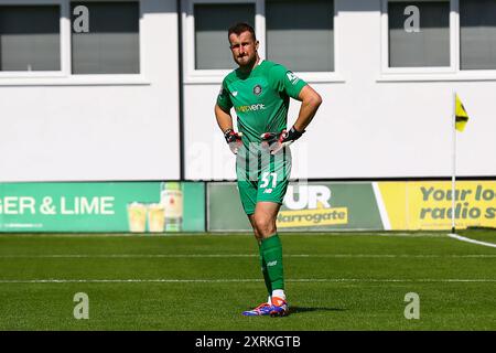 The Übungsstadion, Harrogate, England - 10. August 2024 James Belshaw Torhüter von Harrogate Town - während des Spiels Harrogate Town gegen Bromley, EFL League 2, 2024/25, im Übungsstadion, Harrogate, England - 10. August 2024 Credit: Arthur Haigh/WhiteRosePhotos/Alamy Live News Stockfoto