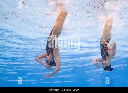 (240811) -- SAINT-DENIS, 11. August 2024 (Xinhua) -- Rayna Buckle/Kiera Gazzard aus Australien treten während des Duetts des freien Schwimmens an den Olympischen Spielen 2024 in Saint-Denis, Frankreich, 10. August 2024 an. (Xinhua/Xia Yifang) Stockfoto