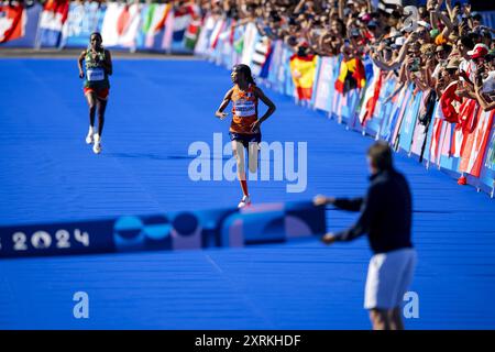 PARIS: Sifan Hassan gewinnt den Frauenmarathon bei den Olympischen Spielen. Der Marathon findet traditionell am letzten Wochenende der Spiele statt. ANP ROBIN VAN LONKHUIJSEN Stockfoto