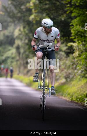 Beachy Head, East Sussex, Großbritannien. August 2024. Die Teilnehmer nehmen an den Penny Farthing World Hill Climb Championships in Beachy Head Teil. Vom Eastbourne's Grand Hotel zum Beachy Head fahren Sie 160 Meter hoch auf die Spitze der berühmten Klippen. Die Kettenlosen Fahrräder aus Edwardian feiern ein Comeback mit Fahrern, die auf der ganzen Welt an ihren Motorrädern in den Hill Climb-Meisterschaften teilnehmen – sowohl gusseiserne Vintage-Maschinen als auch leichte Nachbauten. Beachy Head, Eastbourne, East Sussex, Großbritannien. Quelle: Reppans/Alamy Live News Stockfoto