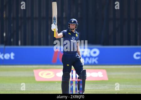 Canterbury, England. August 2024. Ben McKinney aus Durham und England U19 feiert das Erreichen eines halben Jahrhunderts beim Metro Bank One Day Cup zwischen Kent Spitfires und Durham auf dem Spitfire Ground in St Lawrence in Canterbury. Kyle Andrews/Alamy Live News. Stockfoto