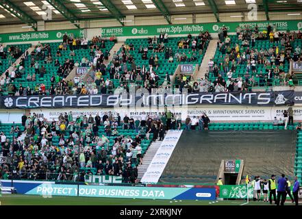 Fans aus dem Hibernischen Raum zeigen ein Banner zur Unterstützung der Einwanderer vor dem William Hill Premiership-Spiel im Easter Road Stadium in Edinburgh. Bilddatum: Sonntag, 11. August 2024. Stockfoto