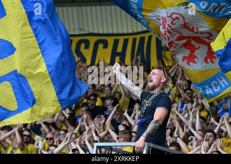 11. August 2024, Niedersachsen, Braunschweig: Fußball: Bundesliga 2, Eintracht Braunschweig - 1. FC Magdeburg, Spieltag 2, Eintracht-Stadion. Fans von Eintracht Braunschweig schwenken ihre Fahnen. Foto: Swen Pförtner/dpa - WICHTIGER HINWEIS: Gemäß den Vorschriften der DFL Deutschen Fußball-Liga und des DFB Deutschen Fußball-Bundes ist es verboten, im Stadion und/oder im Spiel aufgenommene Fotografien in Form von sequenziellen Bildern und/oder videoähnlichen Fotoserien zu verwenden oder zu verwenden. Stockfoto