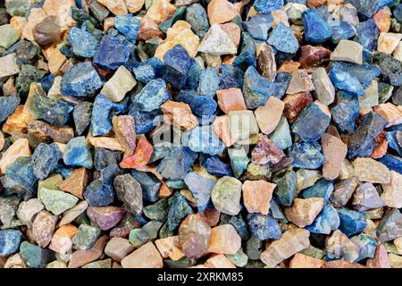 Farbenfroher Steinhintergrund. Voller Rahmen mit farbenfroher Edelsteinstruktur. Natürliche mineralische bunte Steine aus nächster Nähe. Sammlung roher Edelsteine und Kristalle. Edelsteine Kristall Natürlicher Rauer Roher Hintergrund Stockfoto