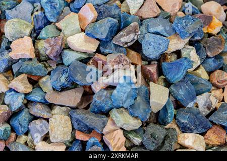 Farbenfroher Steinhintergrund. Natürliche Mineralsteine aus nächster Nähe. Hintergrund Bunte rohe Edelsteine perfekt für die Schmuckherstellung. Lebendige und strukturierte Naturkollektion. Rohe Raue Natürliche Bunte Steine Stockfoto