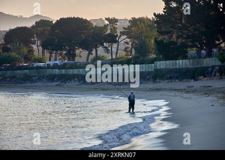 Die atemberaubende Schönheit der Playa de la Ladeira in Baiona bei Sonnenaufgang. Wenn die Sonne aufgeht, taucht ihr goldenes Licht den Sandstrand und das ruhige Wasser und schafft so Stockfoto