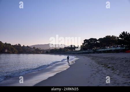 Die atemberaubende Schönheit der Playa de la Ladeira in Baiona bei Sonnenaufgang. Wenn die Sonne aufgeht, taucht ihr goldenes Licht den Sandstrand und das ruhige Wasser und schafft so Stockfoto