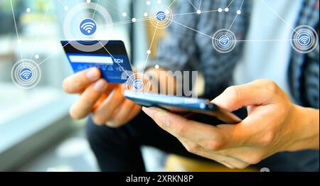 Hände mit Kreditkarte und Smartphone für Online-Shopping, Marketplace-Plattform und digitales Marketingkonzept Stockfoto