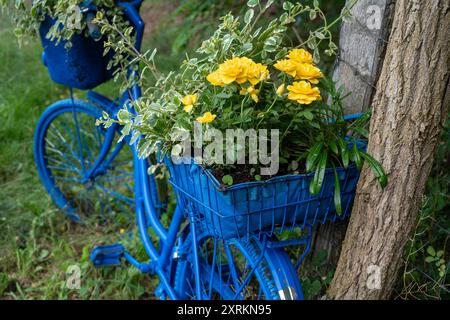 Bild eines blau lackierten Fahrrads auf dem Havelradweg im Bezirk Göttlin (Upcycling). Stockfoto