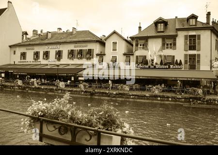 ANNECY, FRANKREICH - 24. AUGUST 2015: Cafés in der Altstadt von Annecy. Historisches Foto von Sepia. Stockfoto