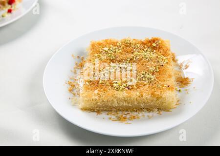 Nahost-Süßigkeiten Kunefe, Kunafa, Kadayif mit Pistazien. Türkisches, arabisches traditionelles Dessert. Stockfoto