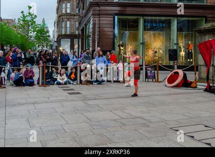 Belfast County Antrim Nordirland 06. Mai 2024 - Straßenkünstler in Belfast unterhielten das Publikum im Stadtzentrum Stockfoto