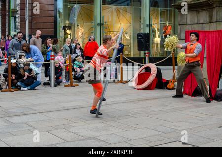 Belfast County Antrim Nordirland 06. Mai 2024 - Straßenkünstler in Belfast unterhielten das Publikum im Stadtzentrum Stockfoto