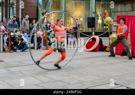 Belfast County Antrim Nordirland 06. Mai 2024 - Straßenkünstler in Belfast unterhielten das Publikum im Stadtzentrum Stockfoto