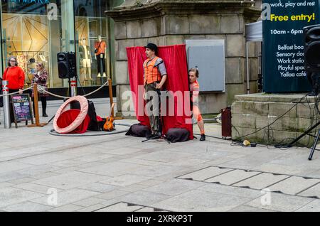 Belfast County Antrim Nordirland 06. Mai 2024 - Straßenkünstler in Belfast unterhielten das Publikum im Stadtzentrum Stockfoto