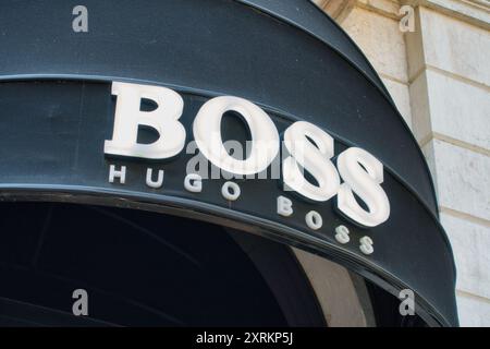 Hugo Boss Logo in einem Flagship Store der Firma Stockfoto