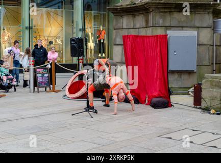 Belfast County Antrim Nordirland 06. Mai 2024 - Straßenkünstler in Belfast unterhielten das Publikum im Stadtzentrum Stockfoto