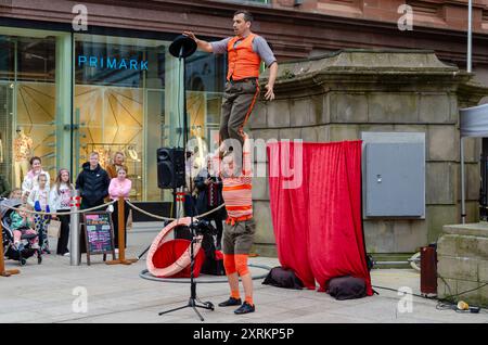 Belfast County Antrim Nordirland 06. Mai 2024 - Straßenkünstler in Belfast unterhielten das Publikum im Stadtzentrum Stockfoto