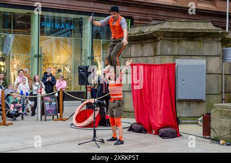 Belfast County Antrim Nordirland 06. Mai 2024 - Straßenkünstler in Belfast unterhielten das Publikum im Stadtzentrum Stockfoto