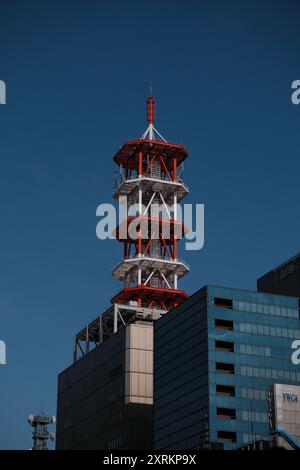 Rot-weißer Kommunikationsturm Stockfoto