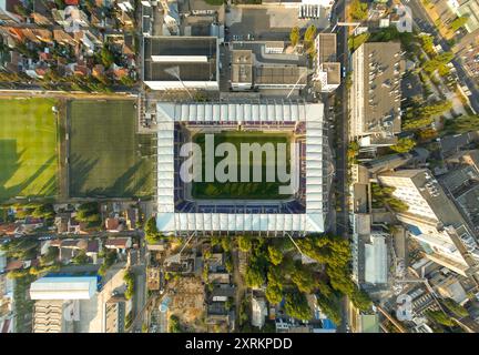 Aus der Vogelperspektive über das Susza Ferenc Stadion im Stadtteil Ujpest, Budapest, Ungarn. Dies ist die Heimat des Ujpest Football Clubs, dessen Farben lila sind Stockfoto