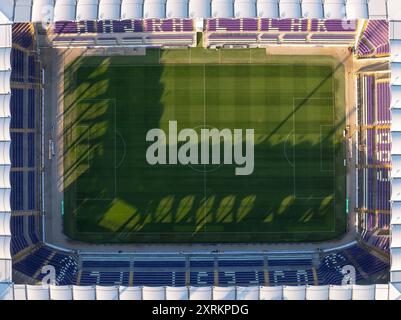 Aus der Vogelperspektive über das Susza Ferenc Stadion im Stadtteil Ujpest, Budapest, Ungarn. Dies ist die Heimat des Ujpest Football Clubs, dessen Farben lila sind Stockfoto