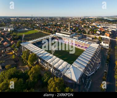 Aus der Vogelperspektive über das Susza Ferenc Stadion im Stadtteil Ujpest, Budapest, Ungarn. Dies ist die Heimat des Ujpest Football Clubs, dessen Farben lila sind Stockfoto