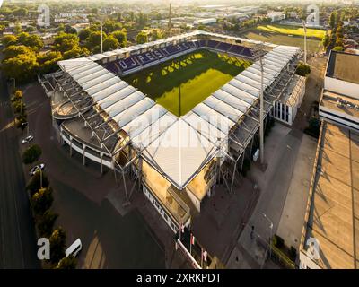 Aus der Vogelperspektive über das Susza Ferenc Stadion im Stadtteil Ujpest, Budapest, Ungarn. Dies ist die Heimat des Ujpest Football Clubs, dessen Farben lila sind Stockfoto