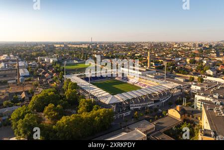 Aus der Vogelperspektive über das Susza Ferenc Stadion im Stadtteil Ujpest, Budapest, Ungarn. Dies ist die Heimat des Ujpest Football Clubs, dessen Farben lila sind Stockfoto