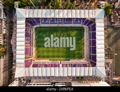 Aus der Vogelperspektive über das Susza Ferenc Stadion im Stadtteil Ujpest, Budapest, Ungarn. Dies ist die Heimat des Ujpest Football Clubs, dessen Farben lila sind Stockfoto