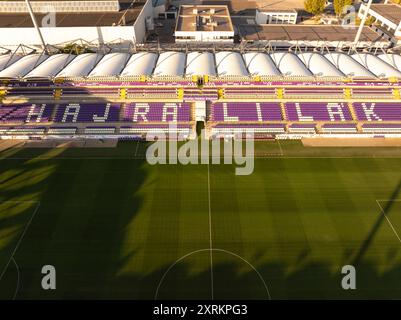 Aus der Vogelperspektive über das Susza Ferenc Stadion im Stadtteil Ujpest, Budapest, Ungarn. Dies ist die Heimat des Ujpest Football Clubs, dessen Farben lila sind Stockfoto