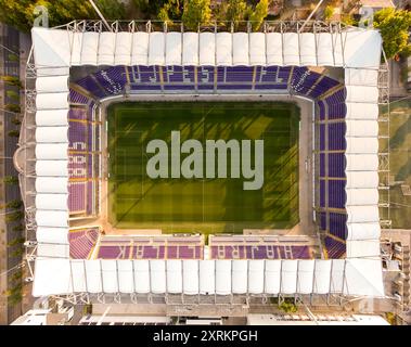 Aus der Vogelperspektive über das Susza Ferenc Stadion im Stadtteil Ujpest, Budapest, Ungarn. Dies ist die Heimat des Ujpest Football Clubs, dessen Farben lila sind Stockfoto