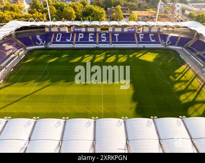 Aus der Vogelperspektive über das Susza Ferenc Stadion im Stadtteil Ujpest, Budapest, Ungarn. Dies ist die Heimat des Ujpest Football Clubs, dessen Farben lila sind Stockfoto